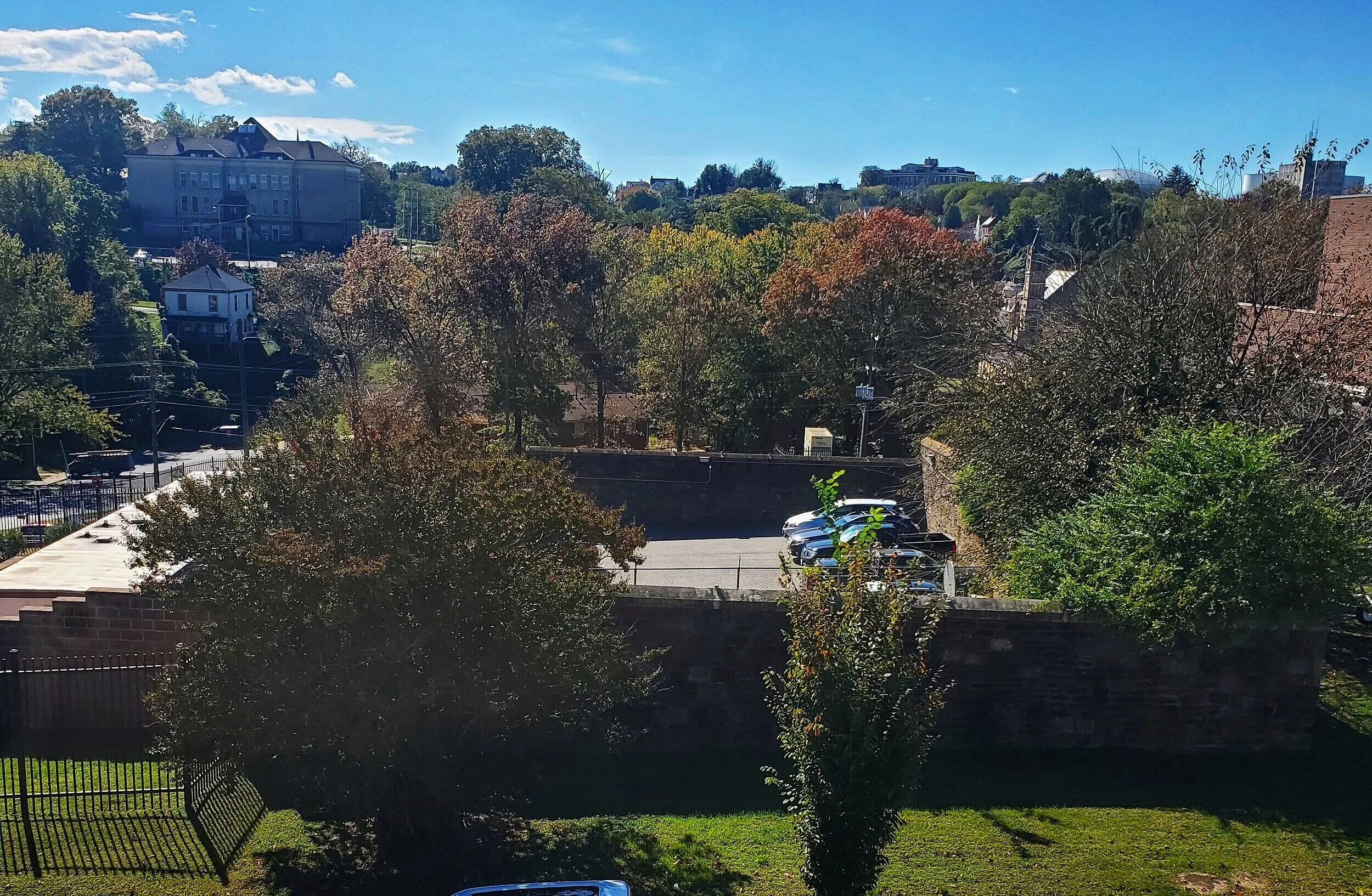 This enclosed parking lot (on the corner of Clay and 8th Streets) is the former location of Lynchburg’s original jail yard and the site of the last two public executions in the city. This photograph was taken from the upper level of the Clay Street Parking Deck. October 2020.